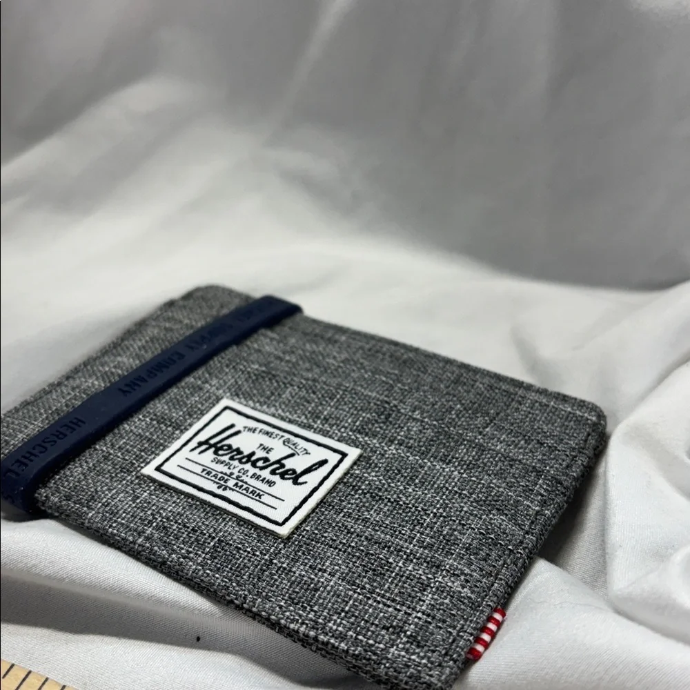 The Herschel Supply Gray white blk Card Holder and coins wallet